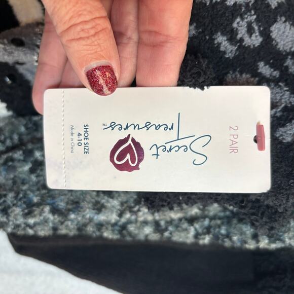 NWT Secret Treasures Lot of 4 Cozy Socks with Grips-Size 4-10 Christmas Gift - Picture 3 of 4